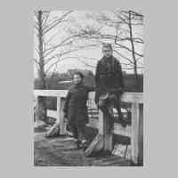 005-0054 Else Seidler und Erika Bessel auf der Bieber-grabenbruecke im Jahre 1943.JPG